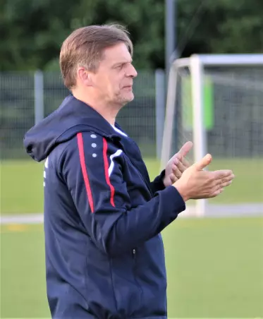 Gibt am Mittwochabend seinen Pflichtspiel-Einstand als<br>Trainer der SV Halstenbek-Rellingen II: Andree Otto.