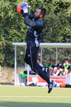 Oberliga 2: HEBC dreht 0:2-Rückstand gegen SVR zum Sieg