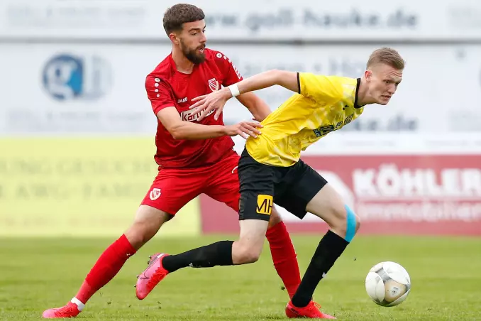 Hendrik Wurr (rechts), hier noch im Trikot des VfB Auerbach gegen Dominik Pelivan vom FC Energie Cottbus, kickt ab sofort für Phönix Lübeck.