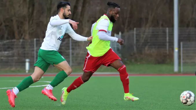 Nur Ahmet Bayat (links), der für den FC Bingöl zum 1:1-Endstand ausglich, verfolgt hier Stephan Adjouman, der als einer von mehreren Spielern in der Winterpause von Inter Eidelstedt zu Nikola Tesla ging.